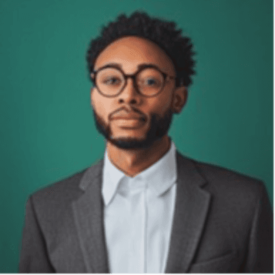 প্রবাসীরা দেশে রেমিট্যান্স পাঠান, যা বাংলাদেশের অর্থনীতিতে বড় ভূমিকা রাখে।