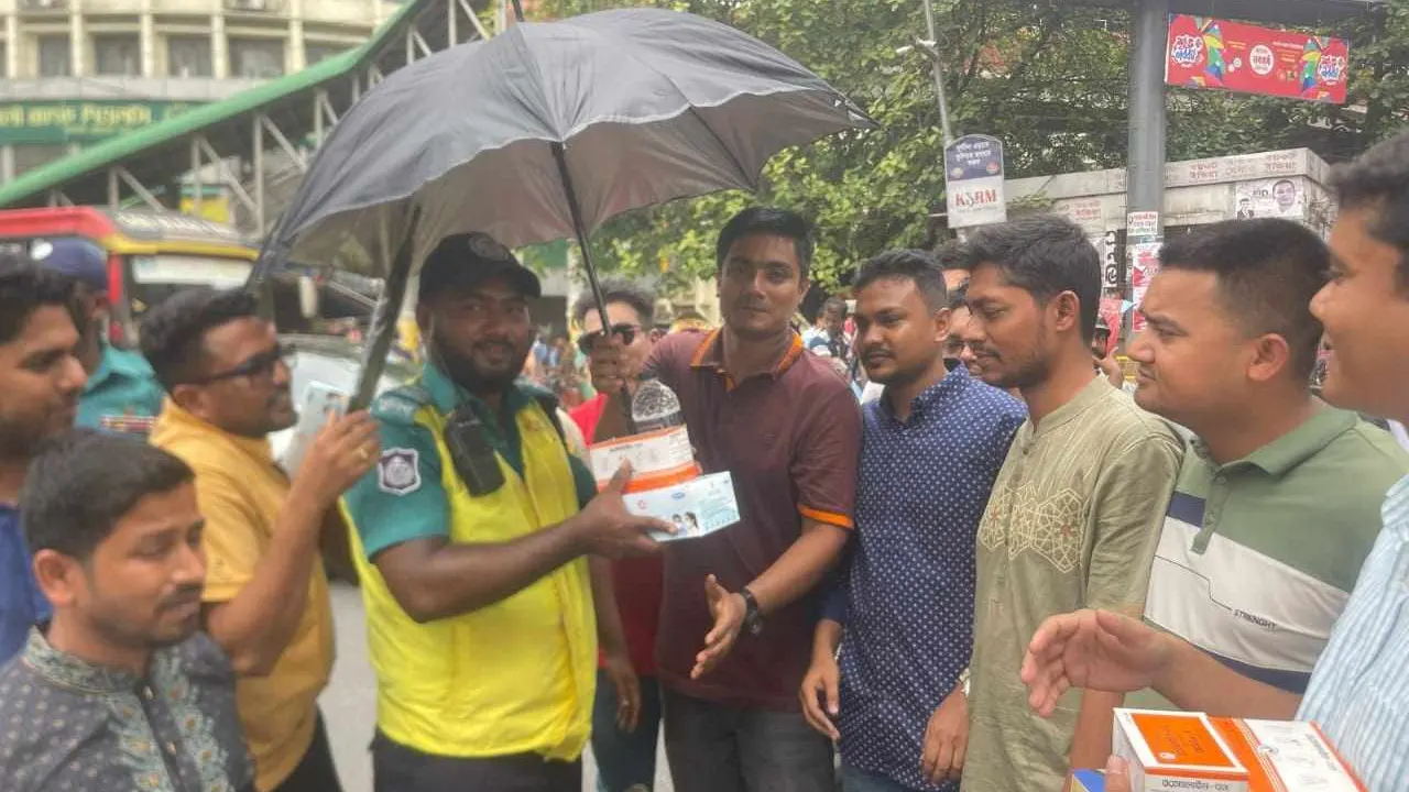 ট্রাফিক পুলিশ সদস্যদের পাশে ছাত্রদল